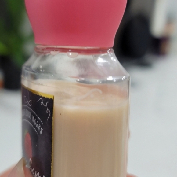 BATH AND BODY WORKS Strawberry Pound Cake Bundle - Picture 9 of 17